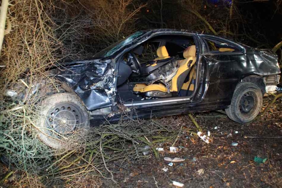 Der 43-Jährige konnte sein Auto nicht mehr kontrollieren und kam 200 Meter nach der Unfallstelle im Wald zum stehen.