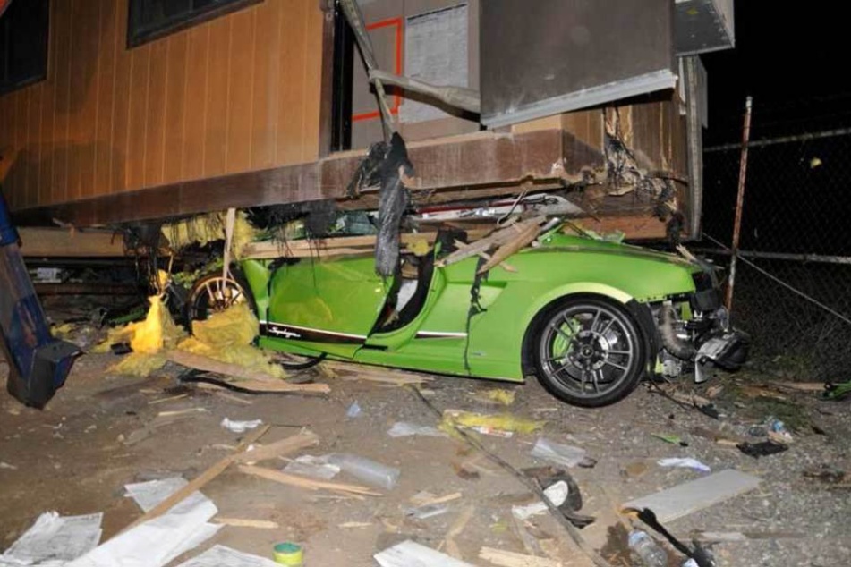 Der grüne Lamborghini steckte unter dem Wohnanhänger fest.