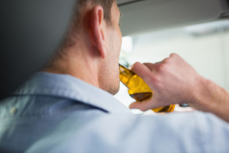 Anstatt zu helfen, trank der Mann einfach ein Bier. (Symbolbild)