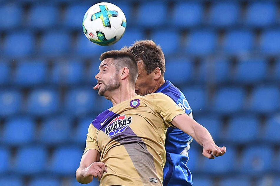 Szene aus dem bislang letzen Spiel zwischen Aue und Bochum im April beim VfL: Dimitrij Nazarov (vorn) beim Kopfballduell mit Robert Tesche.