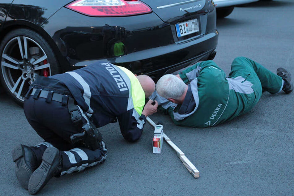 Bei dem Porsche wird die Auspuffanlage von Polizei und Dekra überprüft.