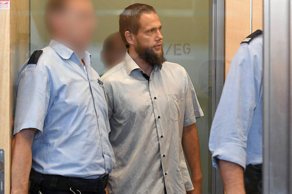 Der Salafistenprediger Sven Lau am 6.9.2016 vor Prozessbeginn im Gerichtssaal des Oberlandesgerichts in Düsseldorf.