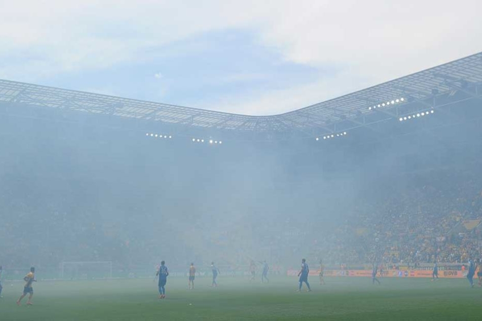 Da verlor Dynamo offenbar den Durchblick. In der zweiten Halbzeit wurde im K-Block Pyrotechnik abgefackelt, der Rauch vernebelte das Stadion. Schiri Felix Zwayer unterbrach die Partie. Für Dynamo dürfte das mal wieder teuer werden.
