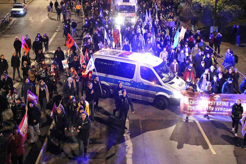 Auf dem Dammtorwall demonstrieren zahlreiche Gegendemonstranten.