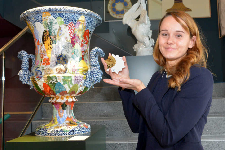 Stefanie Georgi (29) zeigt das preiswerteste und das teuerste Objekt im neuen Meissen-Store: Einen Stern und die große Kratervase.