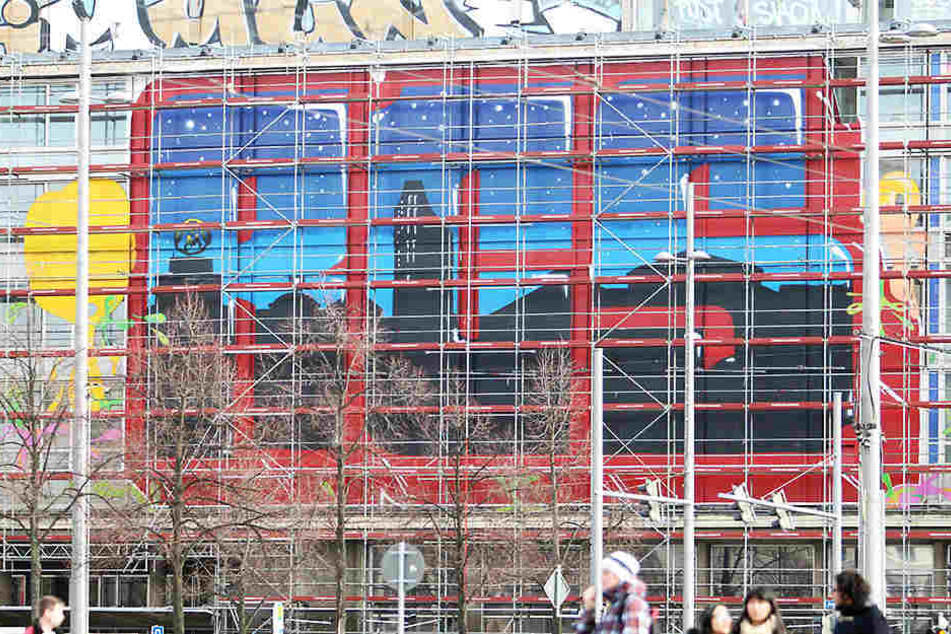 Ein riesiger Schriftzug an der Fassade der Alten Hauptpost am Augustusplatz.