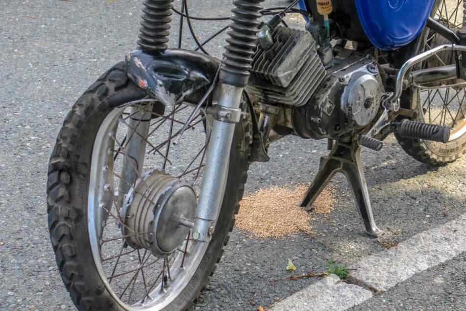 Der Fahrer (17) der Simson wurde schwer verletzt.