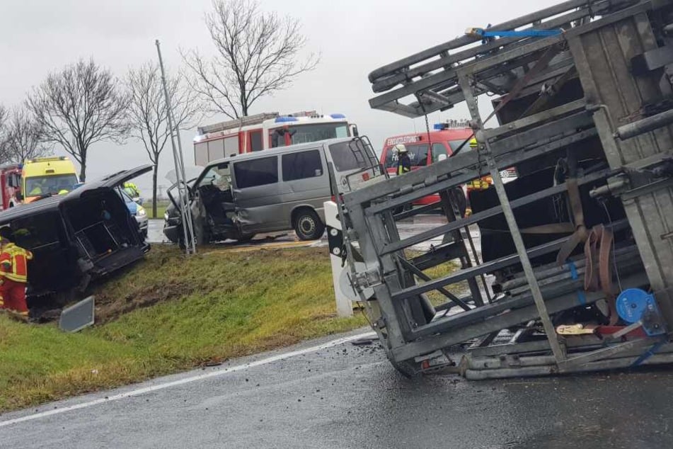 Heftiger Abbiege-Unfall auf der B6 in Nordsachsen: Vier teils Schwerverletzte