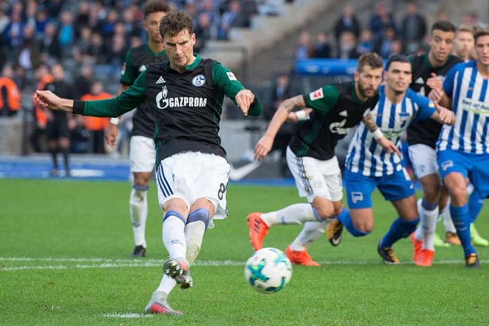 Goretzka trifft vom Elfmeterpunkt zum 1:0 für die Gäste.
