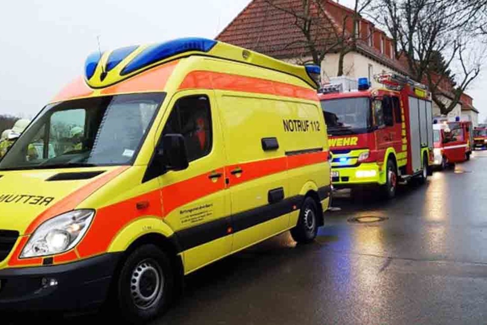 Mit mehreren Einsatzwagen rückte die Feuerwehr nach Kulkwitz aus.
