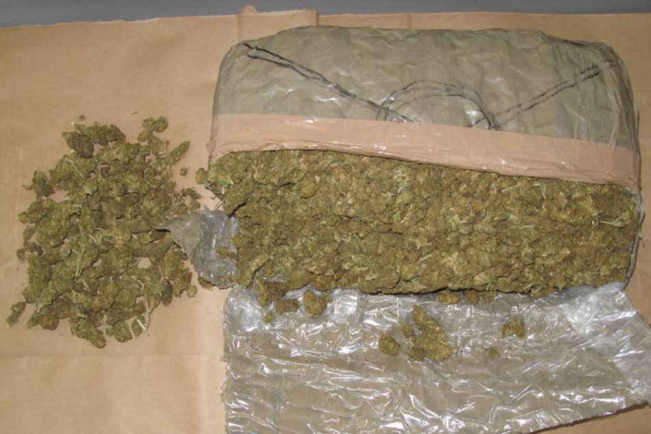 Im Auto der beiden Männer fand die Polizei fast zwei Kilogramm Marihuana.