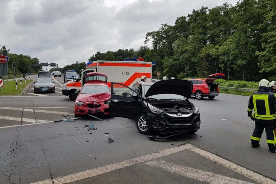 Zwei Autos krachten bei dem Unfall ineinander.