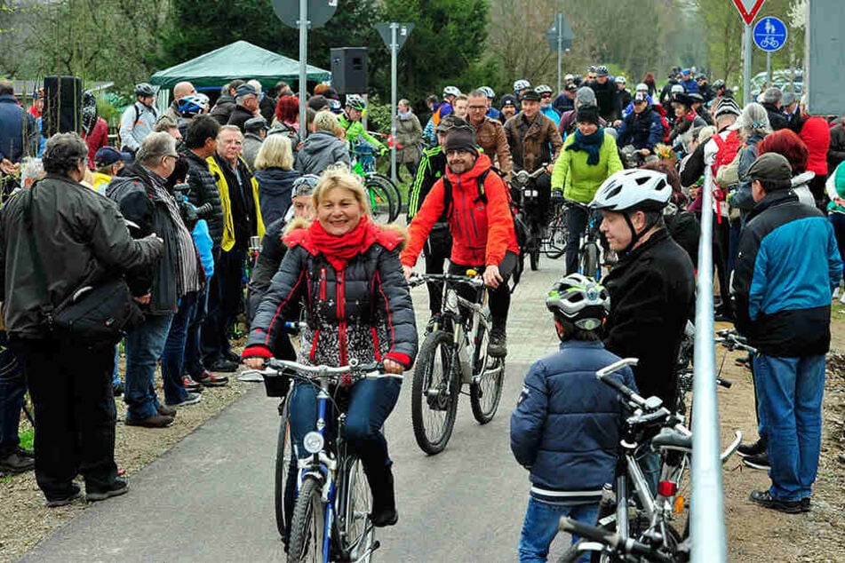 Mit einem Programm ist die Freigabe gefeiert worden. Helmut Arnold war mit
seinem Hochrad der erste, der den Radweg befuhr.