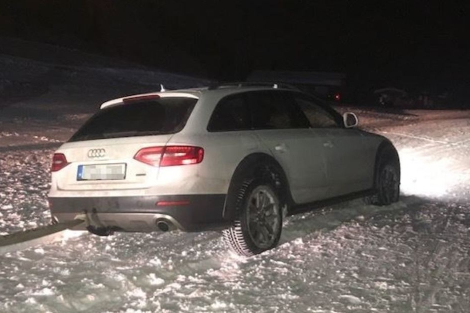 Das Auto steckte auf der Skipiste fest.