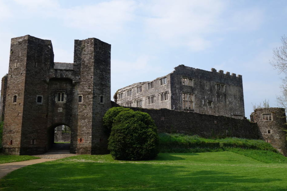 Chloe und ihre fünf Freunde waren nachts auf der Burg "Berry Pomeroy Castle" unterwegs. (Archivbild)