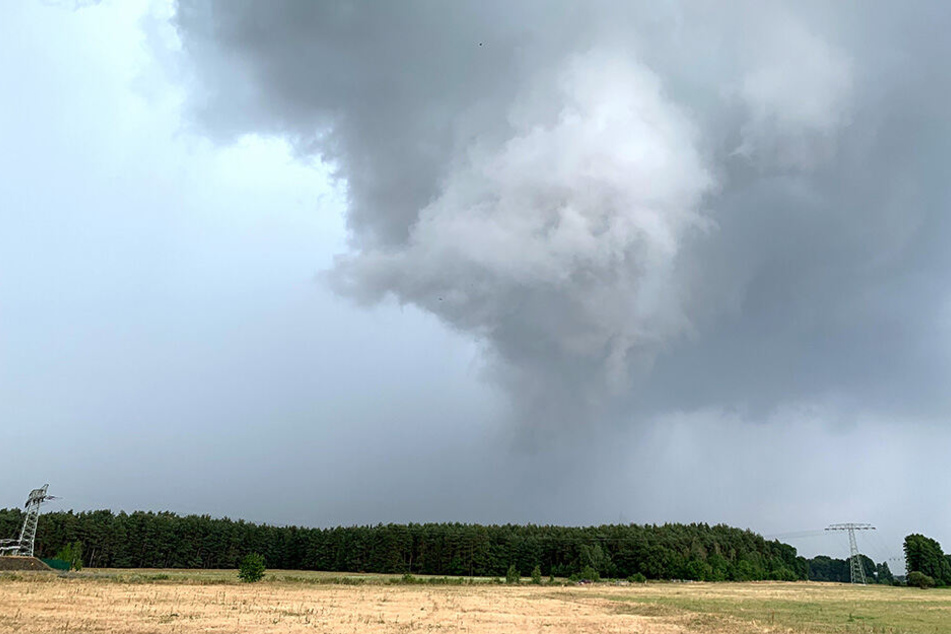 Am Samstagnachmittag bei Kroppen: Reicht das Wolkengebilde bis zum Erdboden, spricht man von einem Tornado.