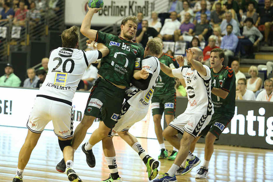 Die Defensive um Magnus Jernemyr (Nr. 20), Christoffer Rambo (Nr. 9) und Aleksandar Svitlica (Nr. 24) hielt kaum Stand gegen die Füchse Berlin.