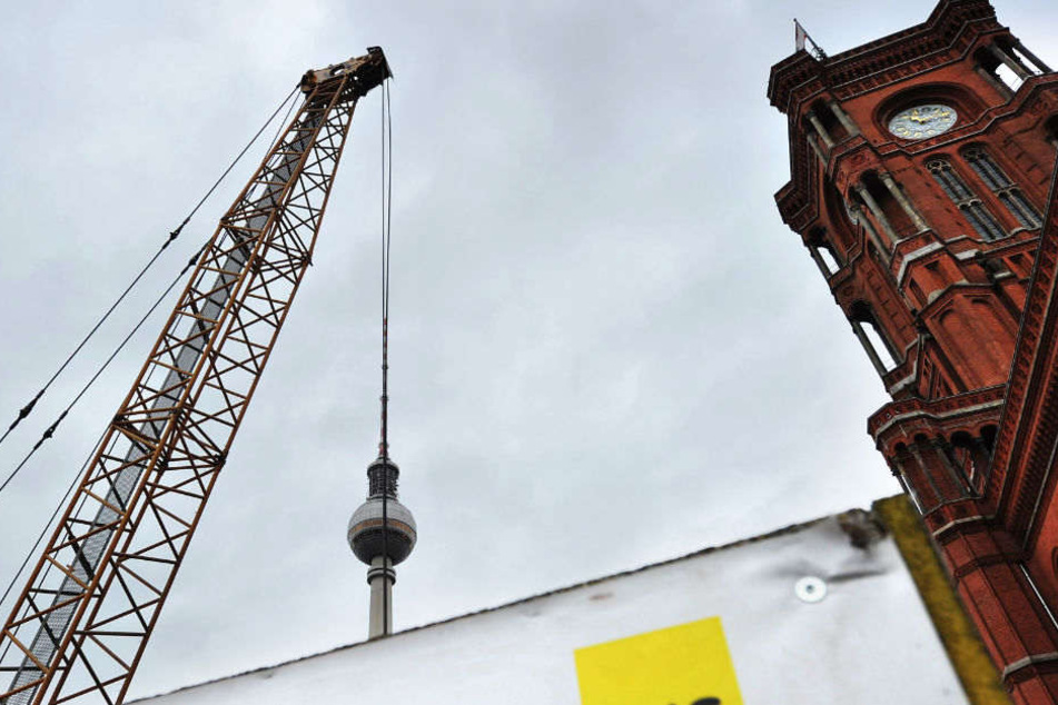 Ein Kran steht am am Roten Rathaus auf der Baustelle für die U5.