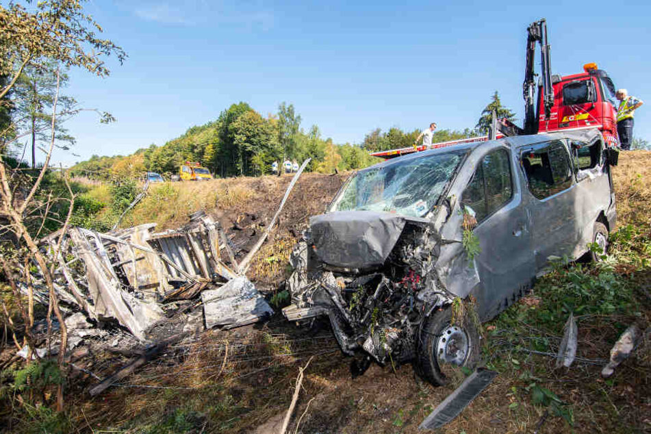 Bei dem Unfall wurden drei Menschen schwer verletzt.