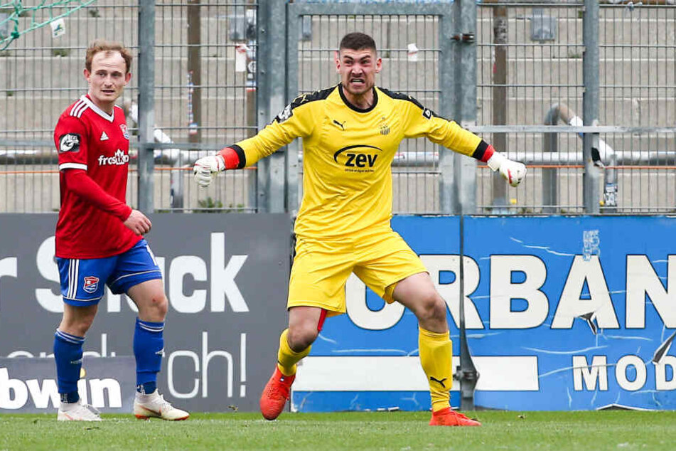 Keeper Johannes Brinkies jubelt, nachdem er einen Elfmeter gehalten hat.