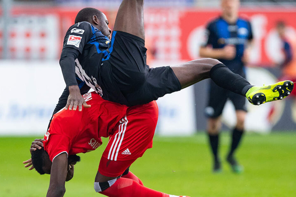 Paderborns Jamilu Collins (oben) und Hamburgs Khaled Narey kämpfen um den Ball.