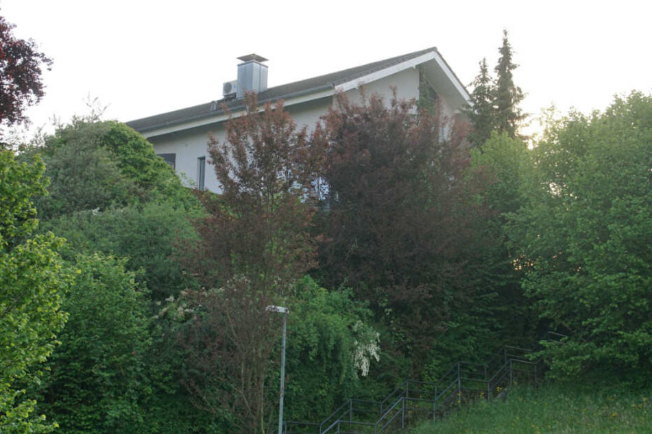 In dem Haus hinter den Bäumen und Büschen soll die Tat am Samstag passiert sein.