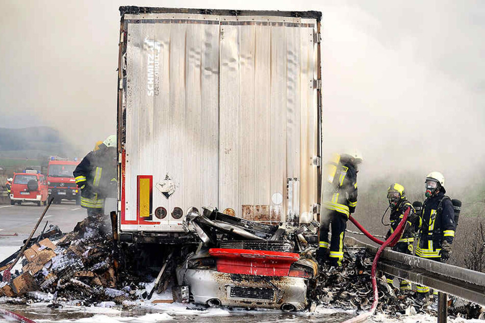 Ein Porsche-Fahrer kam in den Flammen ums Leben.