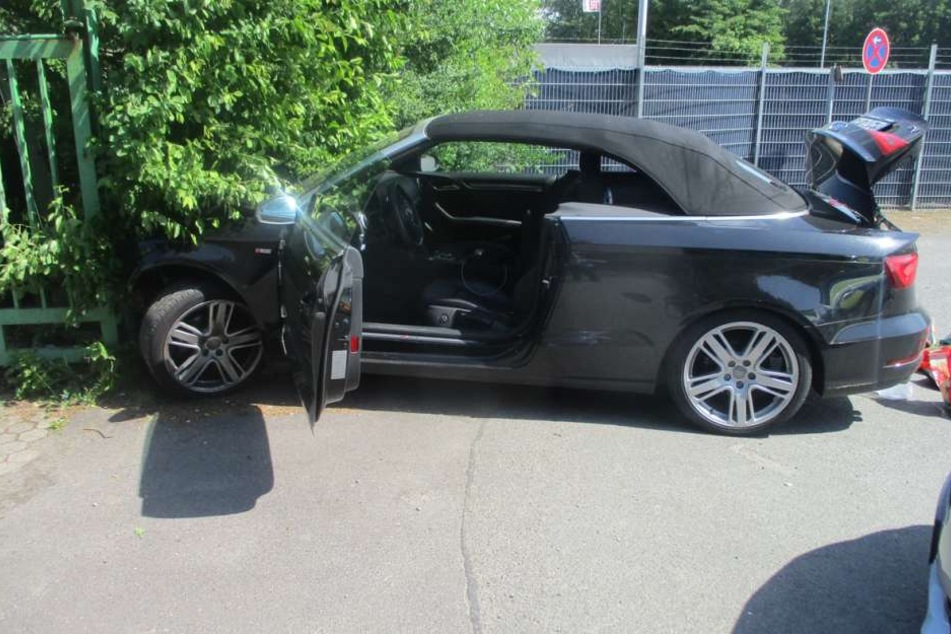Der Audi war nach dem Unfall nicht mehr fahrbereit.