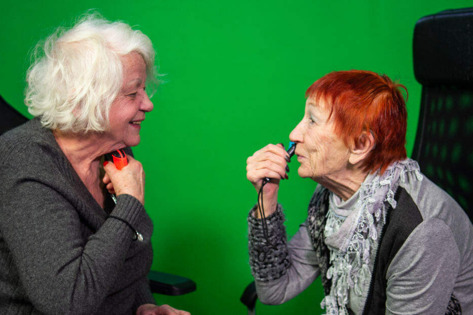 Evelyn Gundlach (r) und Ursula Cezanne (l) spielen in einem Berliner Studio an der Nintendo Switch ein Videospiel, bei dem man sich mit dem Controller rasieren muss.