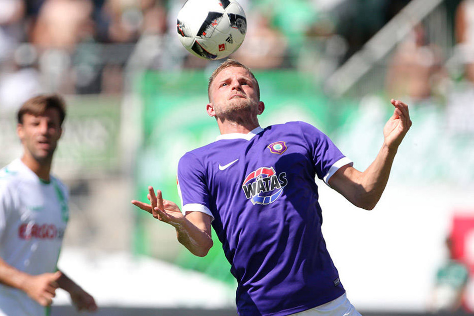Mit breiter Brust gegen den Spitzenreiter! Nicky Adler will mit Aue gegen Braunschweig
gewinnen. Es wäre das 24. Heimspiel ohne Niederlage für die "Veilchen".