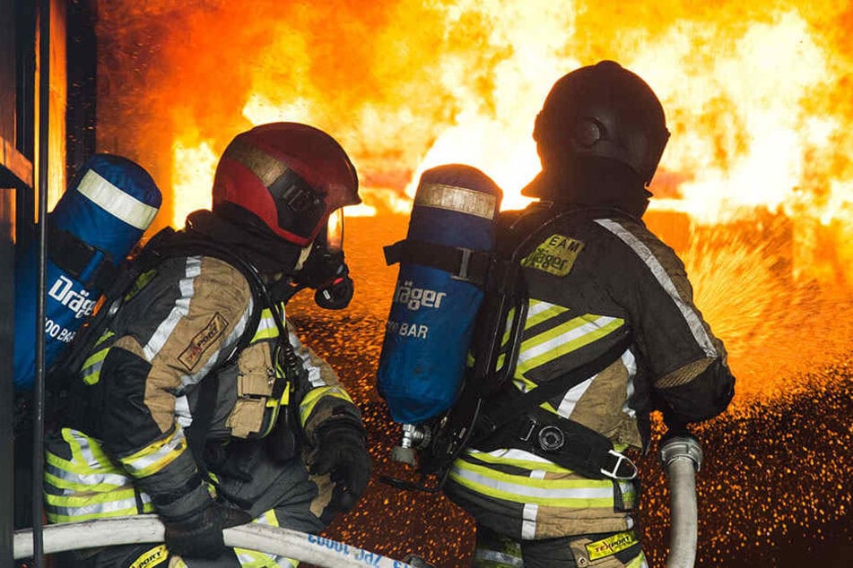 Der Fahrer, sowie sein Auto standen in Flammen. (Symbolbild)