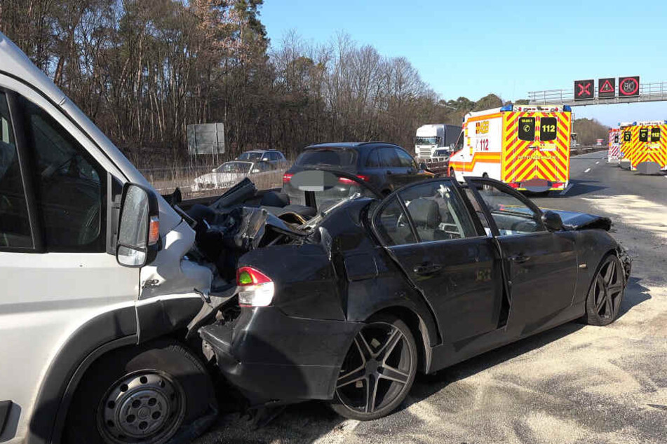 Der heftige Unfall verursachte eine einstündige Vollsperrung der Autobahn.