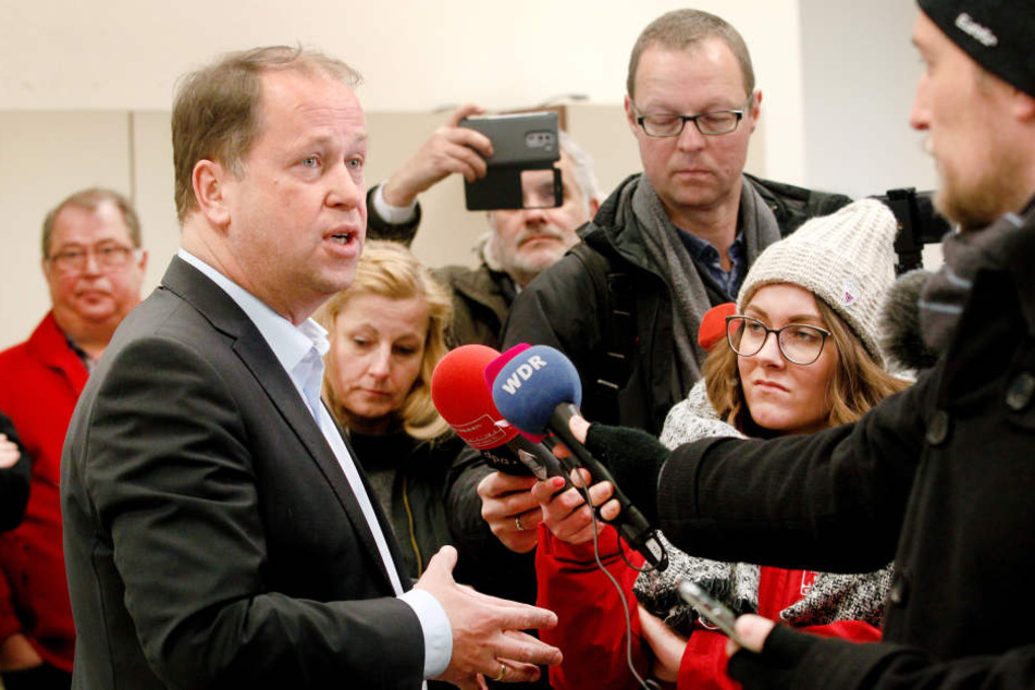 Joachim Stamp (l., FDP) beim Besuch der Essener Tafel im Gespräch mit Journalisten