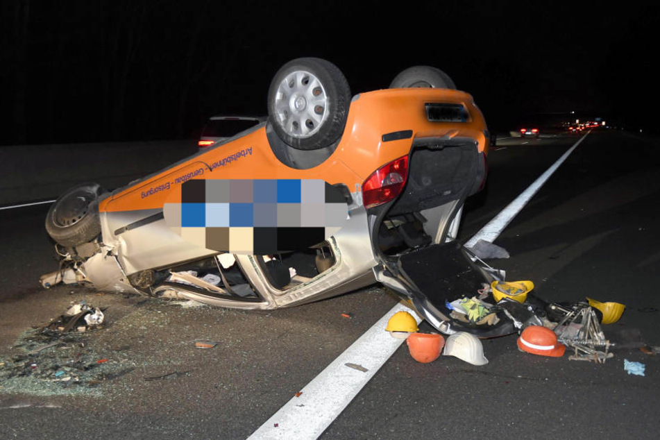 Ein Reifenschaden war die Ursache für den schweren Crash. Ein Opfer musste per Rettungshubschrauber in ein Krankenhaus.