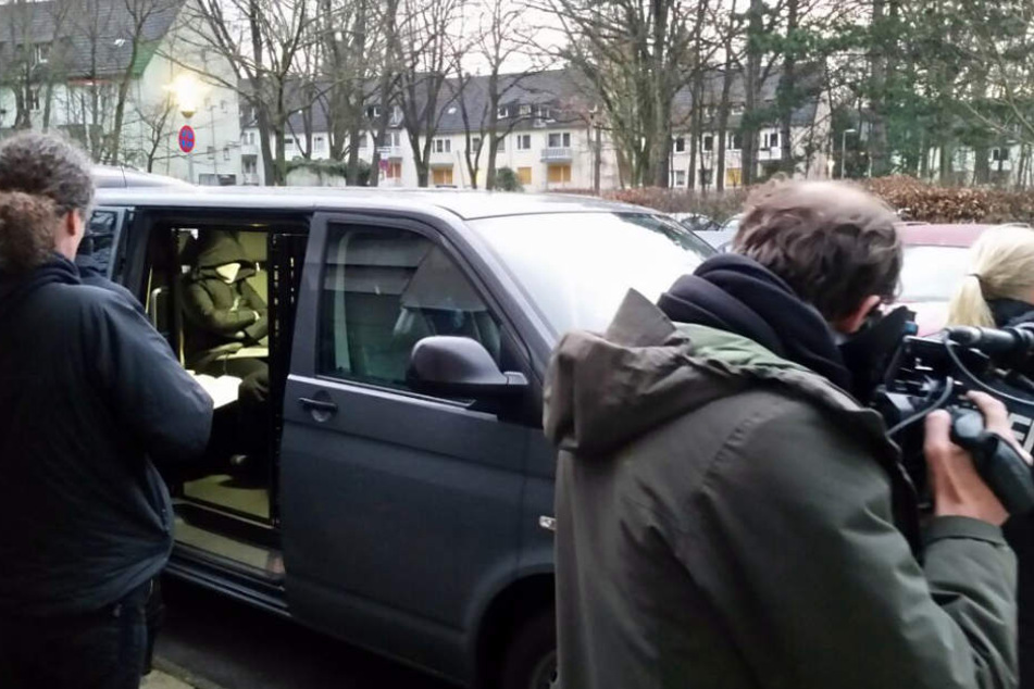 Polizisten verhaften während einer Razzia in Berlin eine Person.