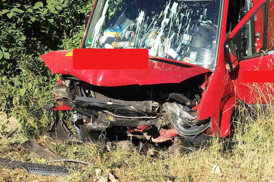 Der Transporter stürzte ein Böschung hinunter.