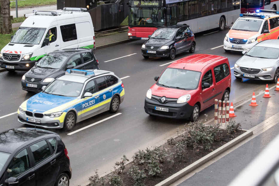 Es sieht so einfach aus, doch für viele Autofahrer bleibt die Rettungsgasse ein Mysterium. Das kann nun Folgen haben.
