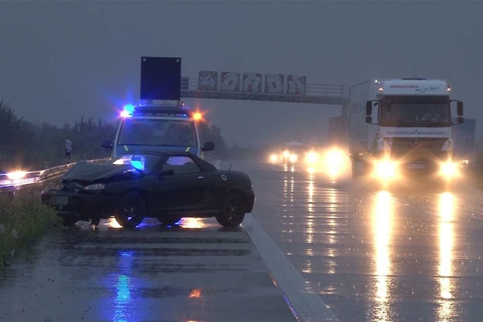 Durch den starken Regen ist die Sicht für Autofahrer extrem eingeschränkt.