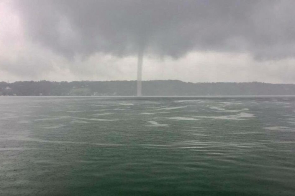 Seltenes Naturereignis: Tornado fegt über Starnberger See hinweg!