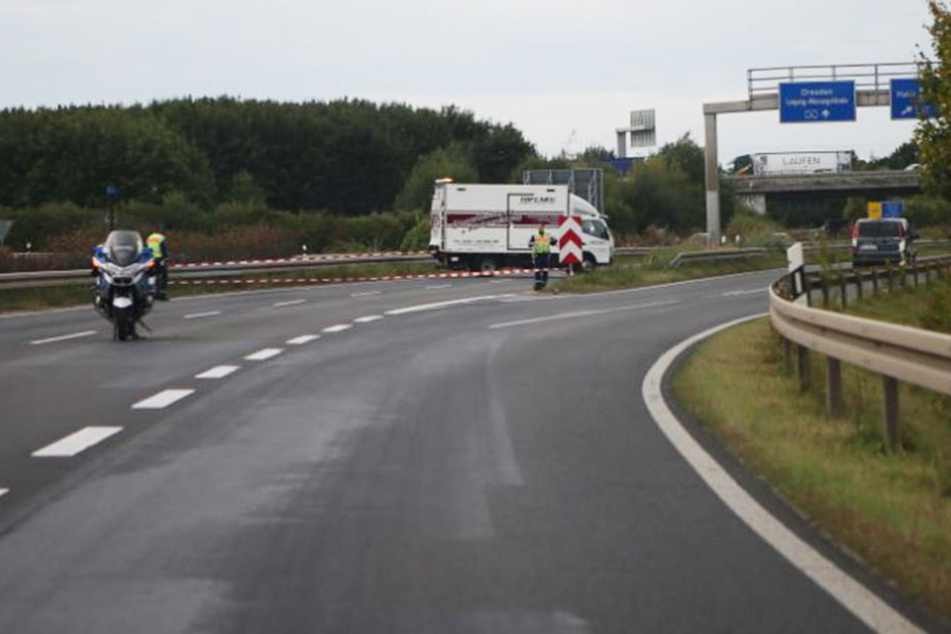 Die B 2 in Richtung Leipzig musste an der Unfallstelle umgeleitet. Im Hintergrund steht der Lkw einer Reinigungsfirma.