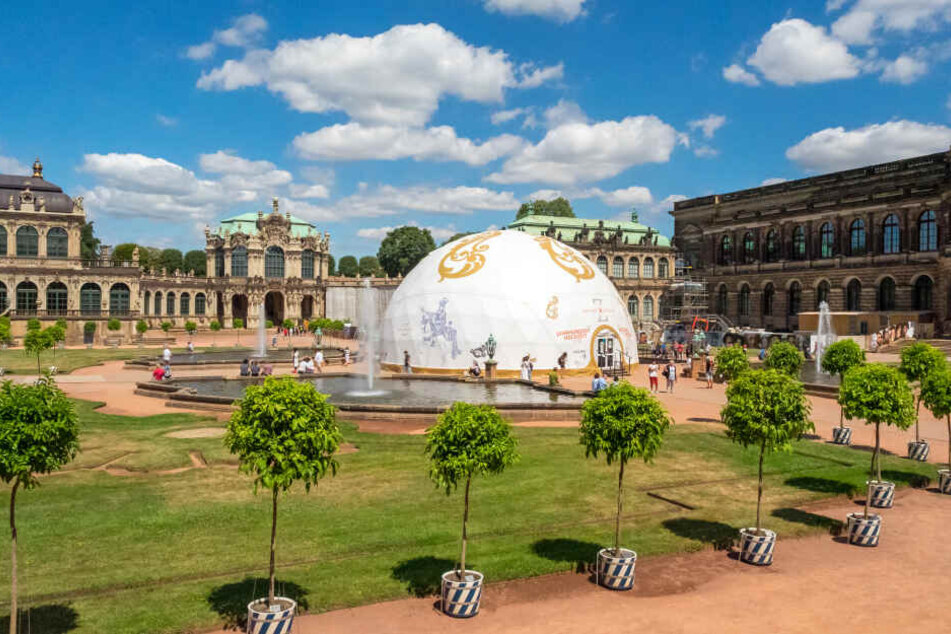 Hier seht Ihr mitten im Dresdner Zwinger die Filmkuppel "Zwinger Xperience: Die Jahrhunderthochzeit 1719"