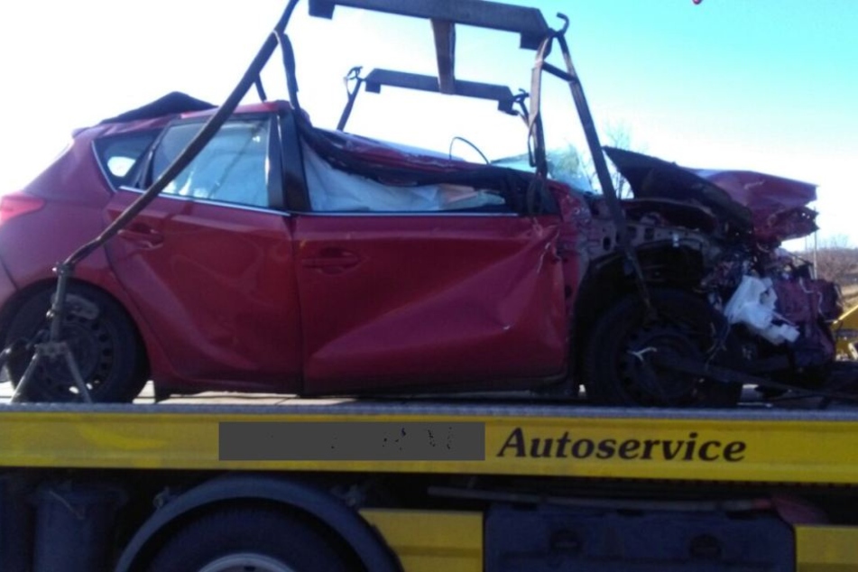 Der rote Toyota wurde komplett zerstört.