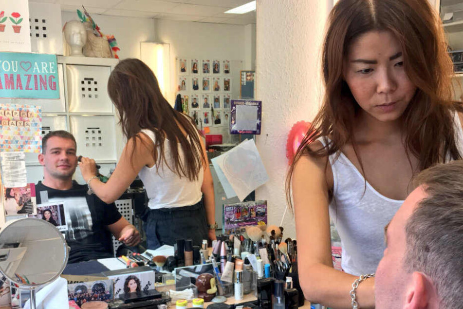 Maskenbildnerin Ji-Na Kim kümmert sich um Eric Stehfest.