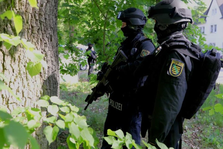 Polizei-Beamte suchten am Morgen in einem Waldstück nach Robert K.