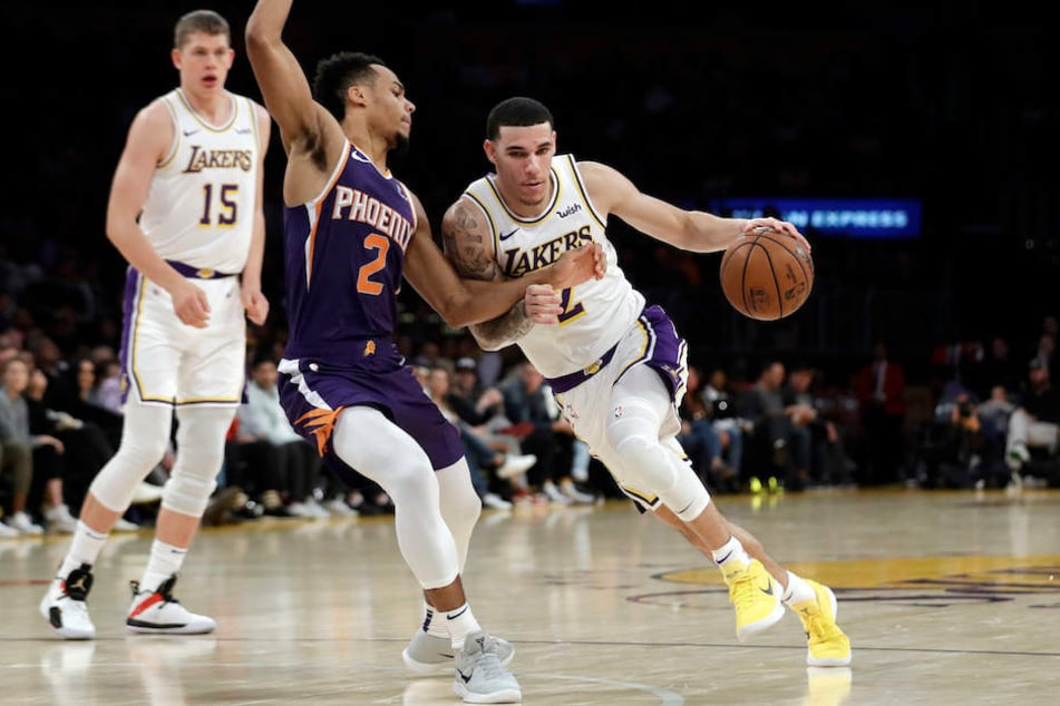 Moritz Wagner (21, li.) beobachtet den Zweikampf von Teamkollege Lonzo Ball (21) mit einem Phoenix-Spieler.