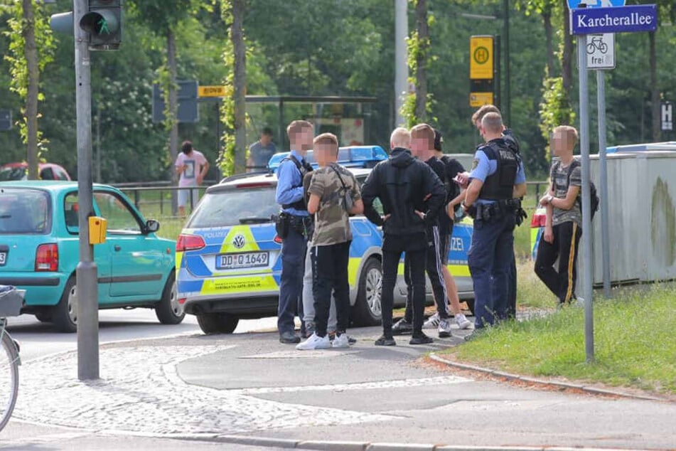 Die Polizei befragte einige Jugendliche.