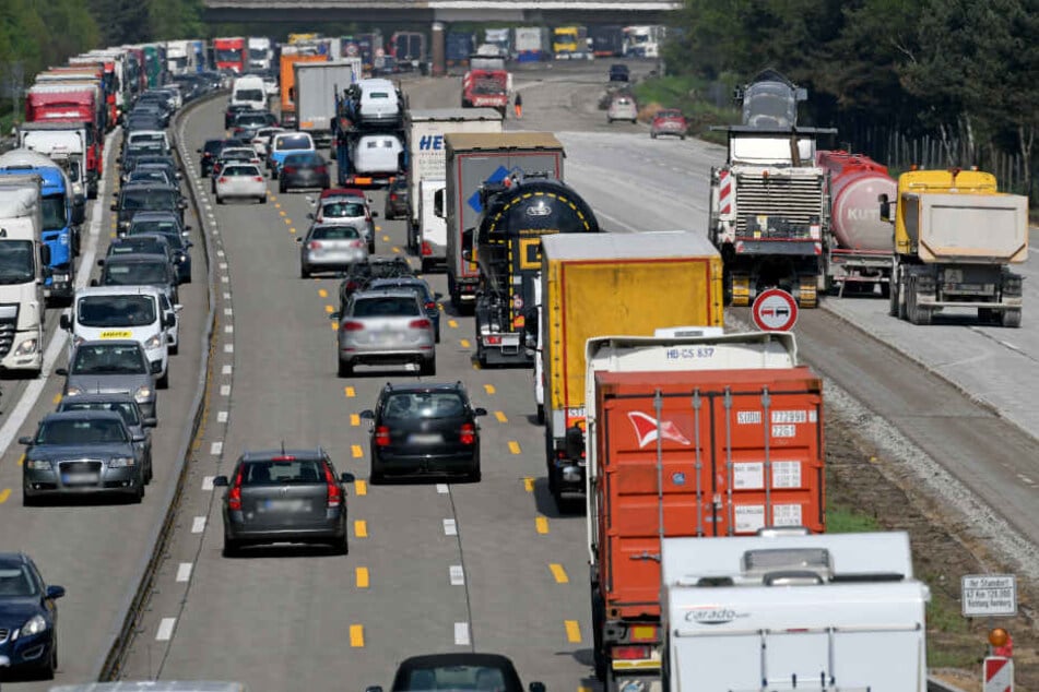 Auf den Autobahnen sorgen Baustellen für Staugefahr.