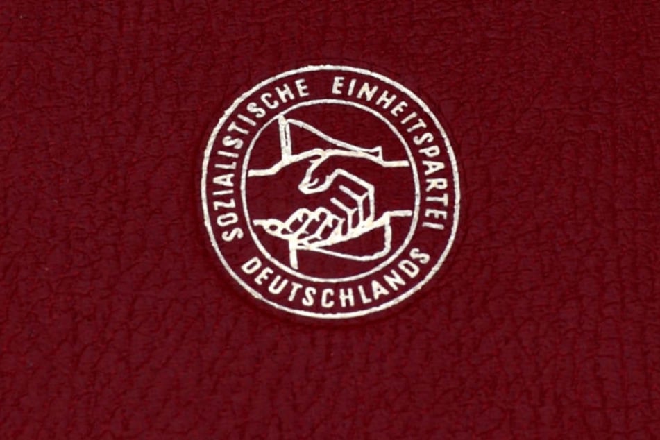 Ein Mitgliedsbuch der SED aus der DDR.