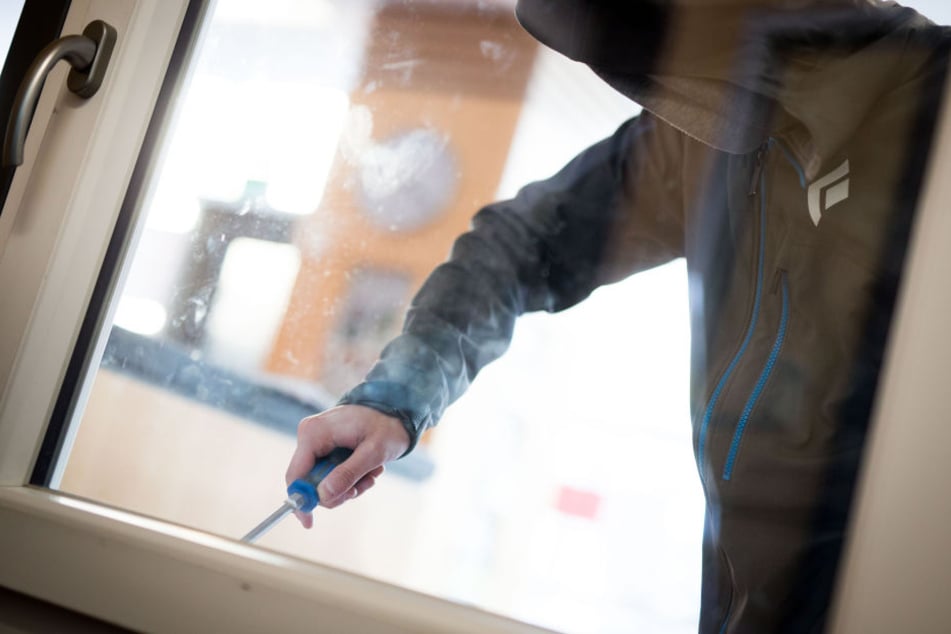 In der Glockenstraße hebelten die Einbrecher ein Fenster auf und gelangten so in eine Erdgeschosswohnung. (Symbolbild)