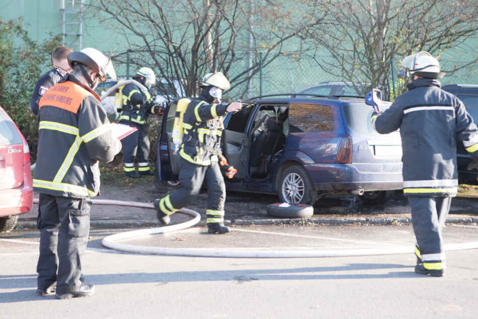 Die Hamburger Feuerwehr musste erneut ein brennendes Auto mit Gastank löschen.